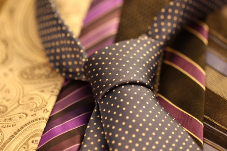 Krawaty – elegancja i ekstrawagancja w jednym. Kilka słów o tym dodatku