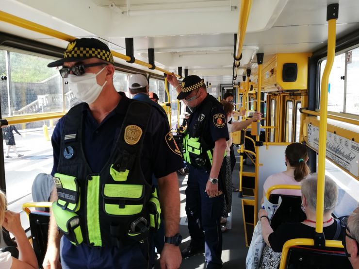 Warszawscy strażnicy sprawdzają czy pasażerowie zakrywają usta i nos