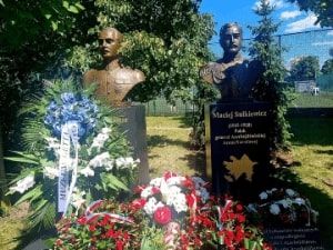 Kwiaty pod pomnikiem bohaterów dwóch narodów